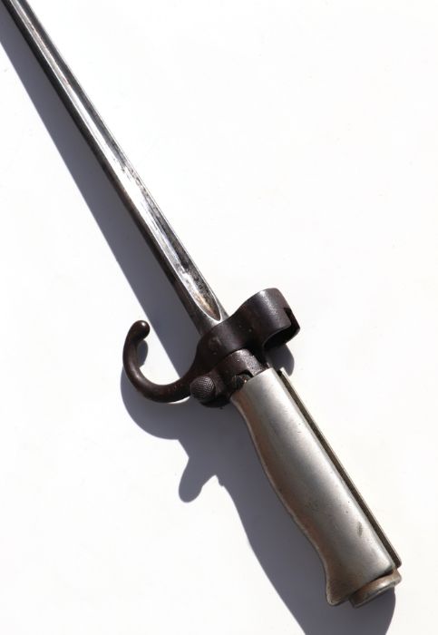 A French model M1886 first pattern Lebel Epee bayonet. Having a cruciform blade 52cms (20.5ins) - Image 2 of 5