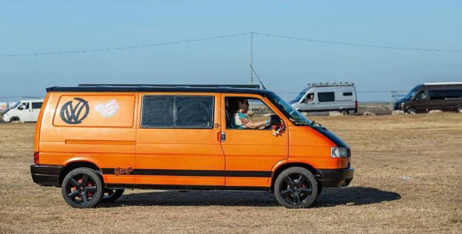 A 1992 Volkswagen T4 camper van, registration J42 SPF, orange. This 2.5 non turbo t4 camper van with - Image 8 of 25