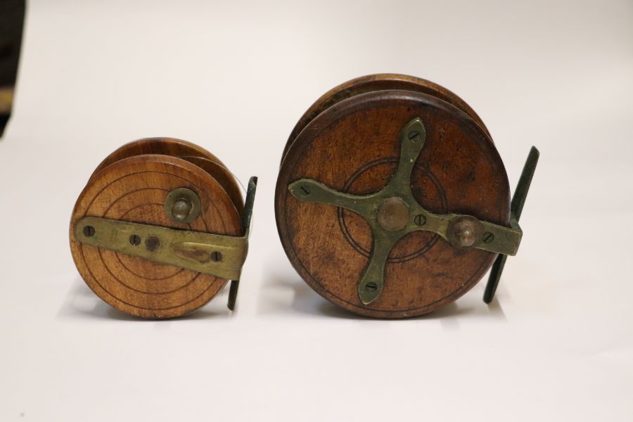 A group of vintage fishing reels to include a Starback example.Condition ReportThe reel with the - Image 7 of 13