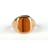 A 9ct gold tigers eye set gentleman's signet ring, approx UK size 'Q', 5g.Condition ReportGood