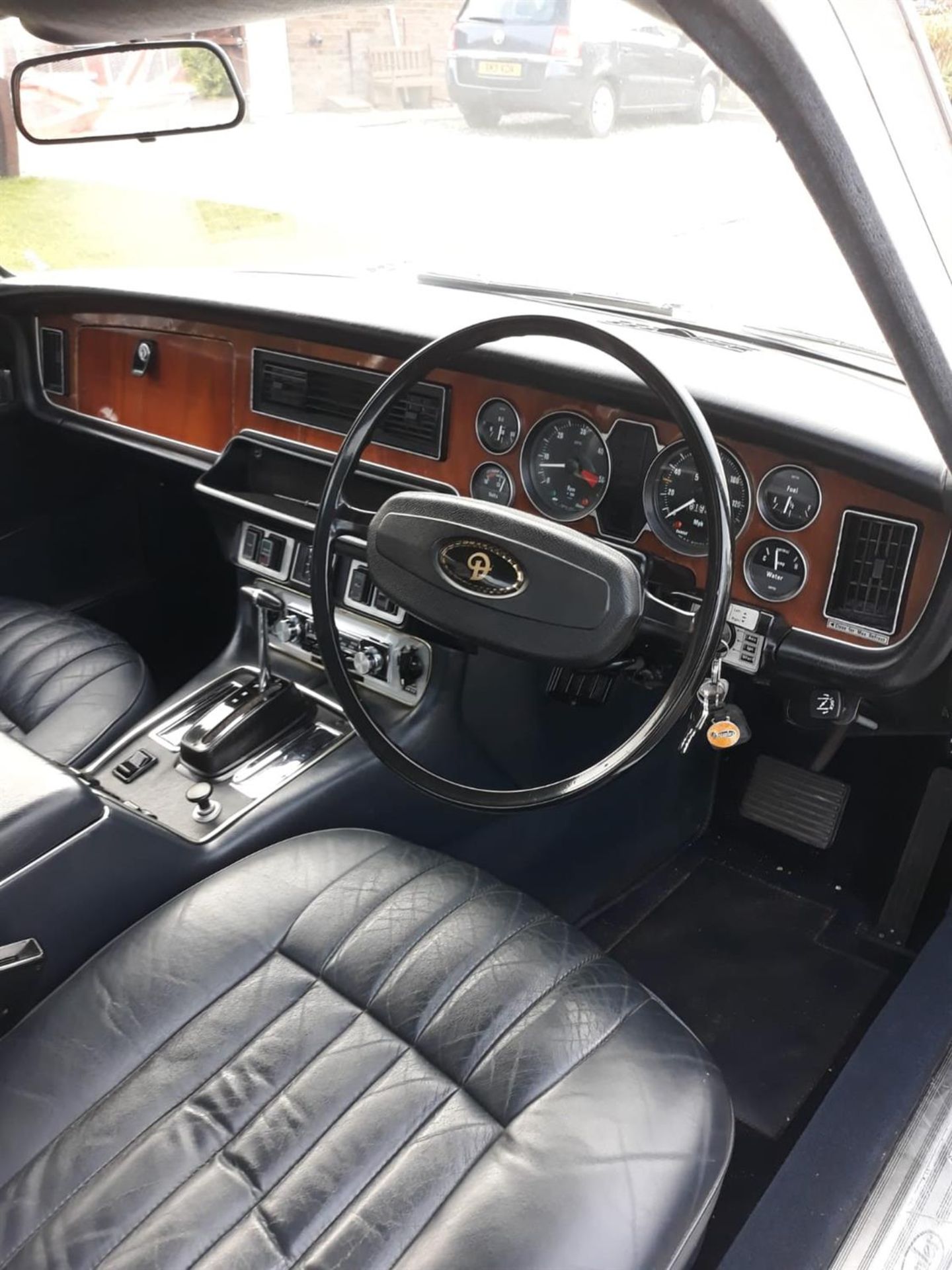 1974 Daimler Sovereign Series 2 4.2 Auto - Image 3 of 4