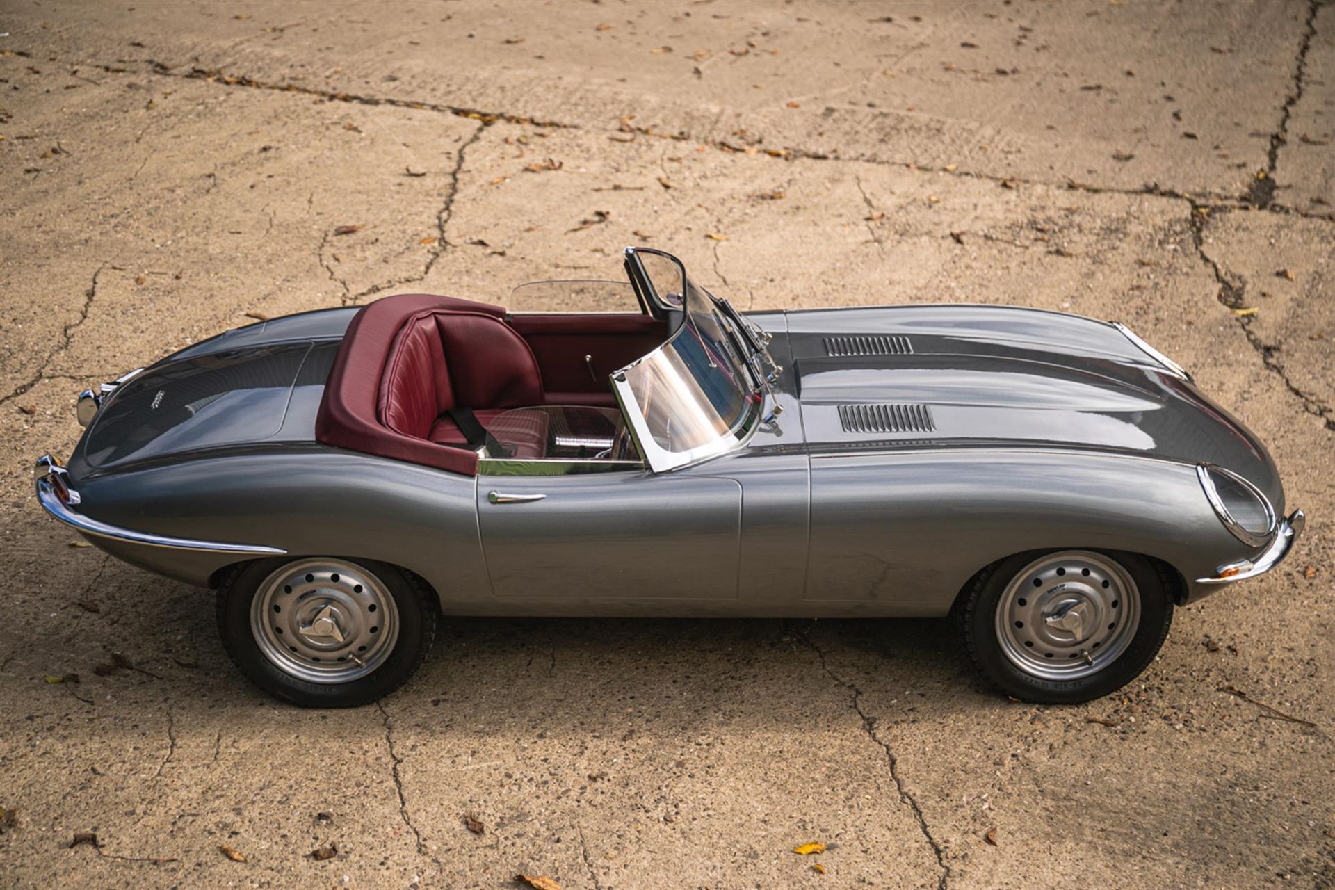 **Regretfully Withdrawn** Stunningly Detailed 1:2.5 Scale Electric Model 'Jaguar' E-Type Series 1 - Image 2 of 10
