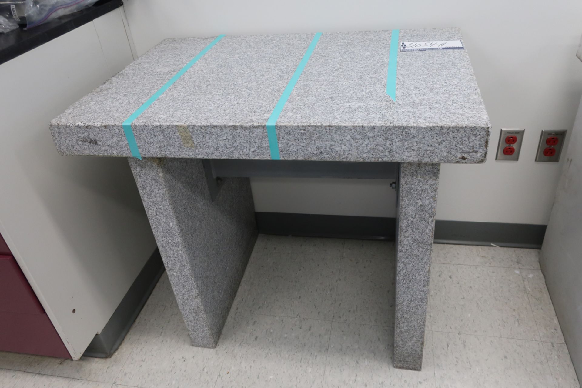 35X24X31" GRANITE TABLE