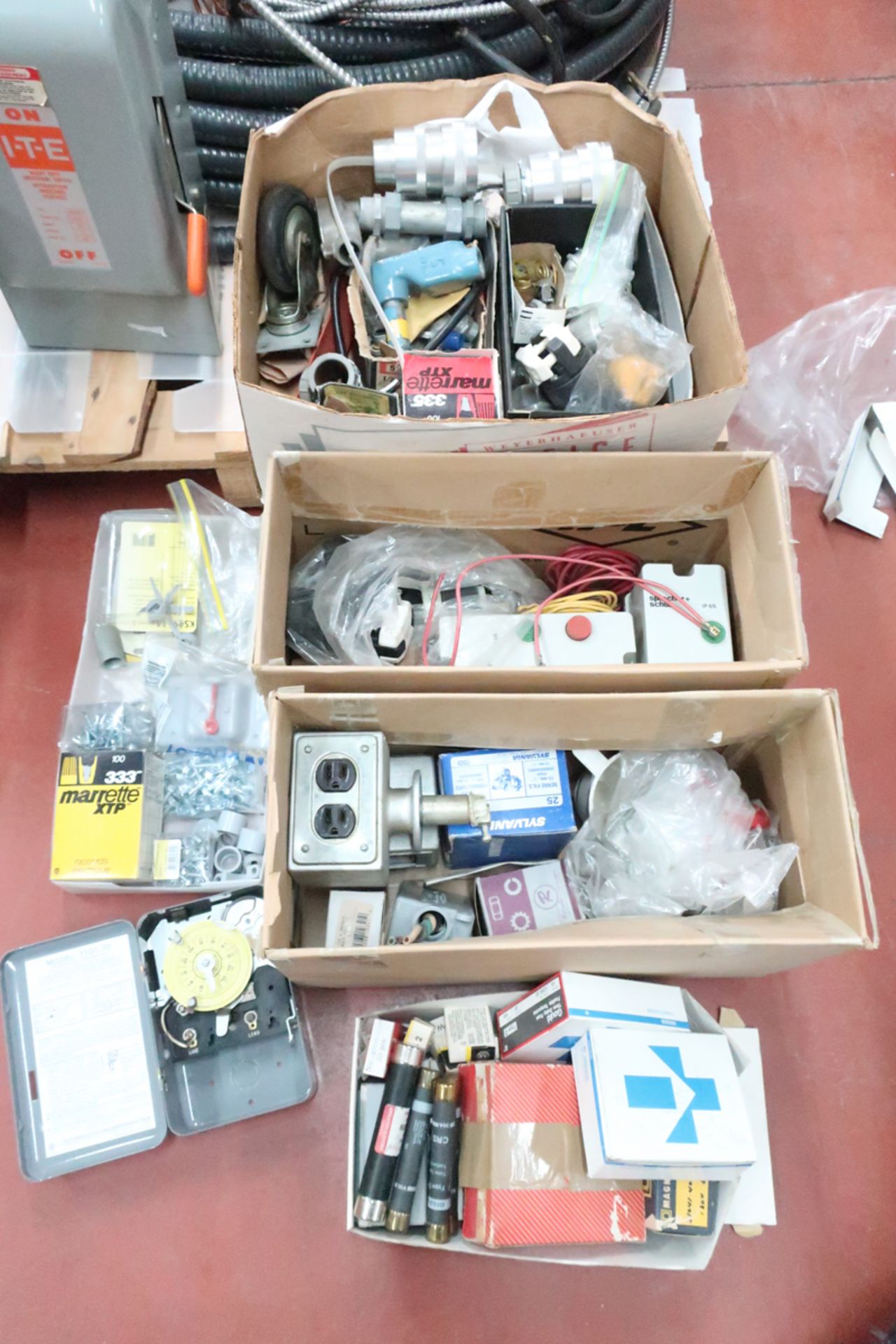 lot of assorted electical items