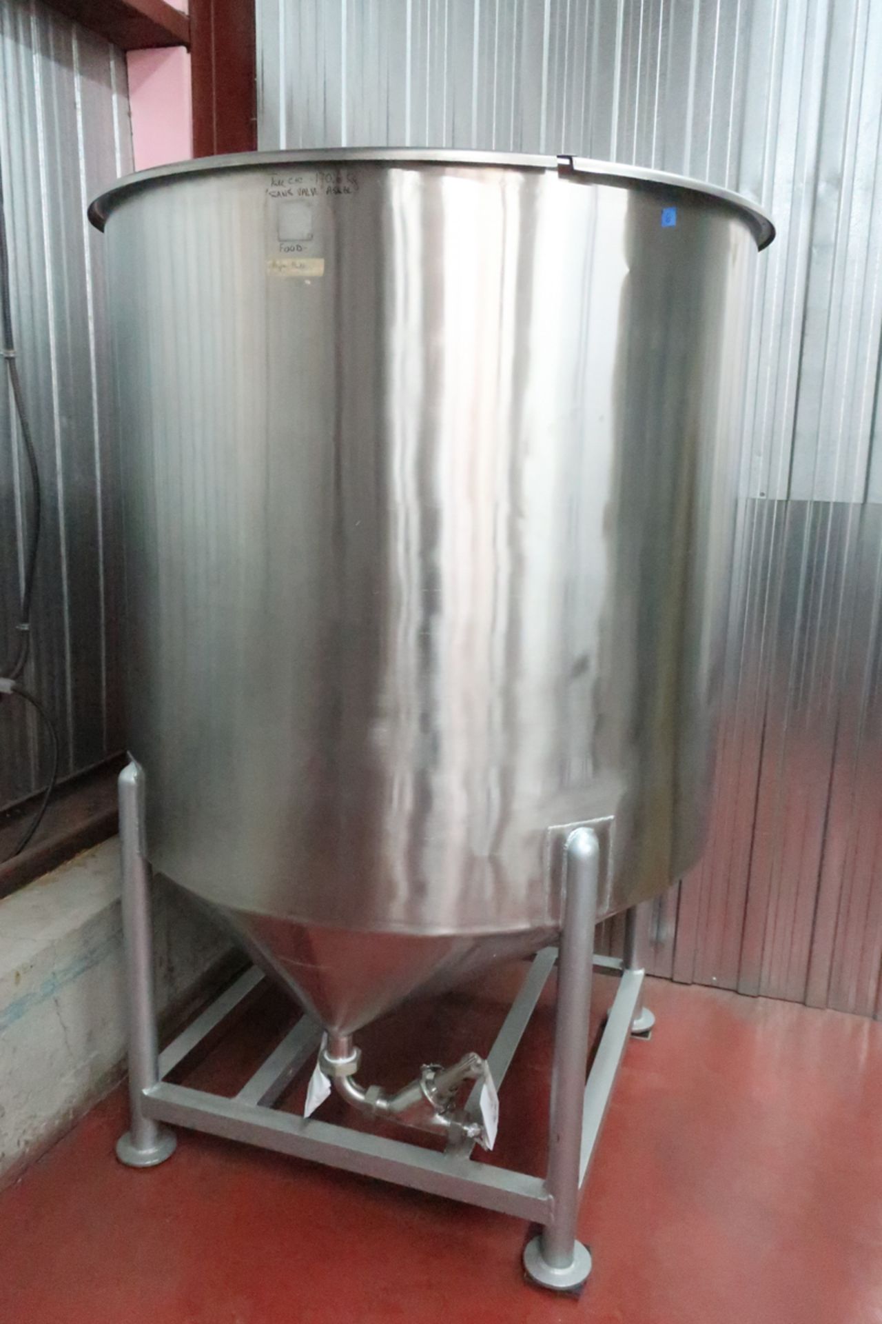 2,000 ltrs stainless steel tank single wall. 304 polished gloss finish interior and cover 2