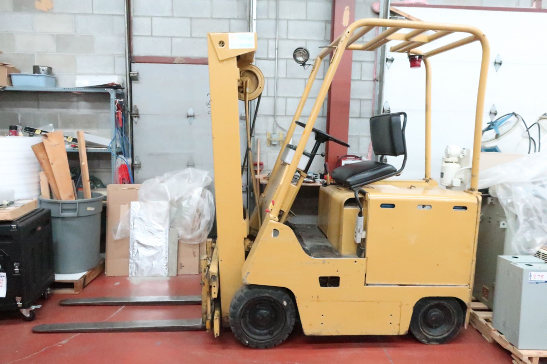 ELECTRIC FORKLIFT 1963 MUSSENS WITH CARGER VULCAN 36amp