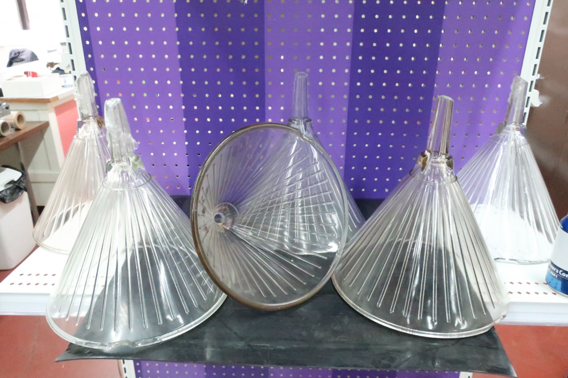 LOT OF 6 RIBBED GLASS FUNNELS 2L (CHIPPED)
