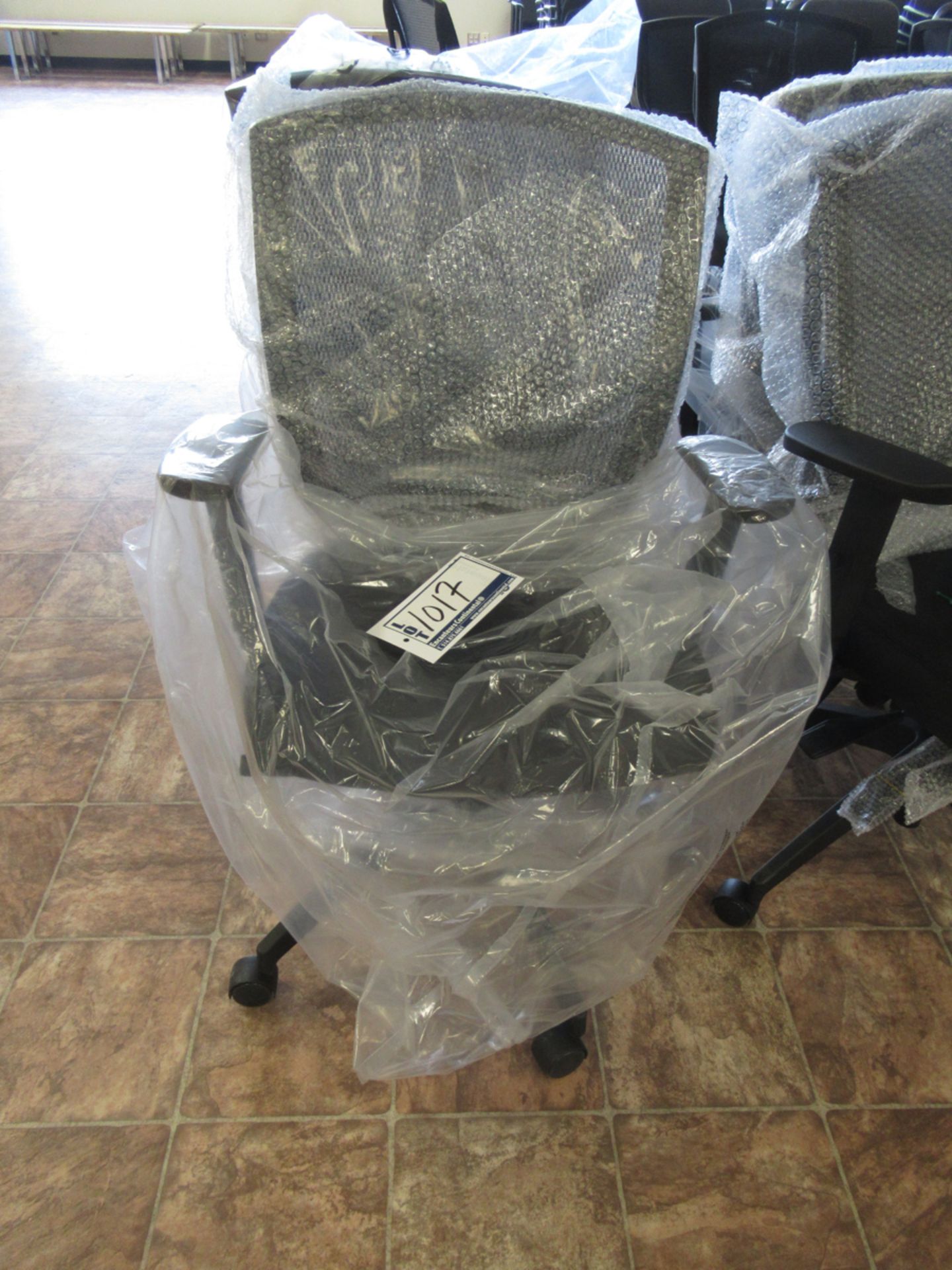 MESH OFFICE CHAIR (NEW) - Image 2 of 2