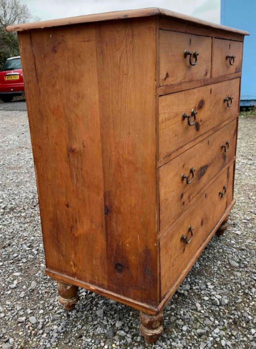 A Victorian pine chest of two short and three - Bild 2 aus 4