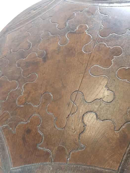 A 18th century tilt top table, with a carved top, - Bild 2 aus 4
