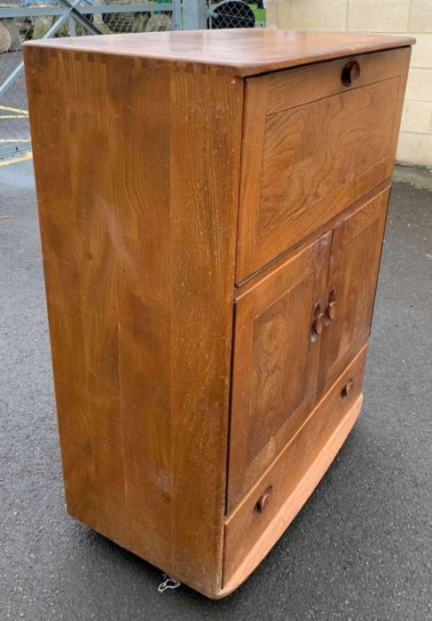 An Ercol cabinet and bureau, model number 430, wi - Bild 2 aus 16