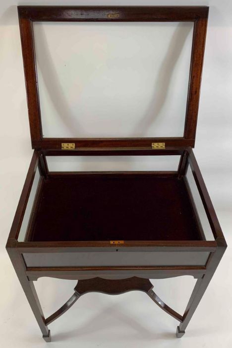 A 20th century mahogany glass display cabinet on s - Bild 2 aus 2