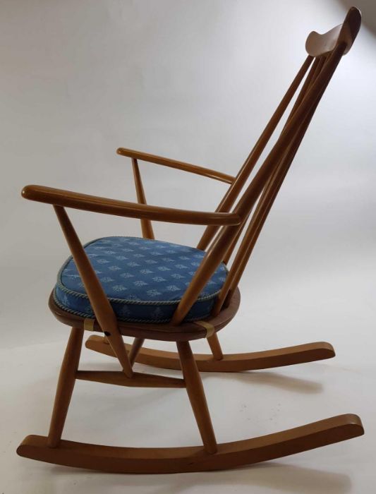 An Ercol beech and elm rocking chair - Bild 2 aus 6
