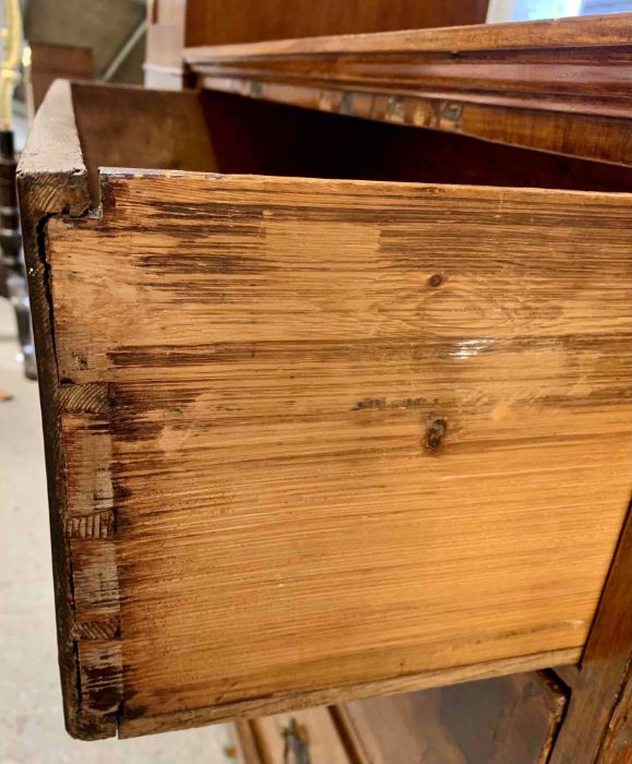 A 19th century walnut and mahogany chest of drawer - Bild 2 aus 10