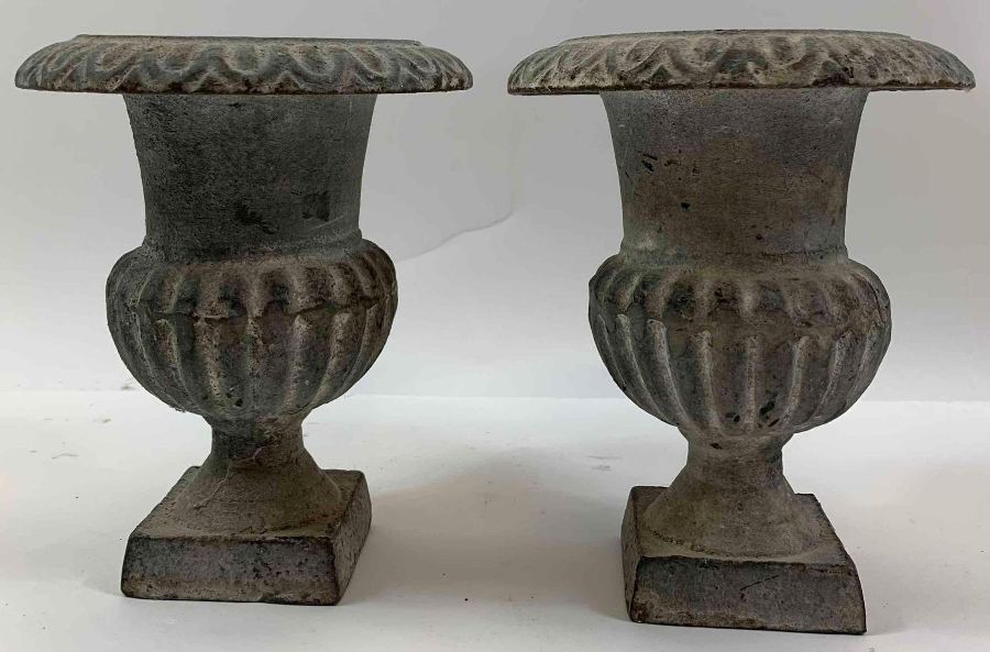 A pair of cast iron urns, each with reeded decorat - Bild 3 aus 3