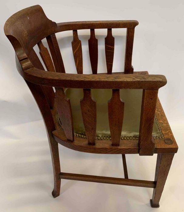 An oak Arts and Crafts smokers chair, with a gree - Bild 2 aus 3