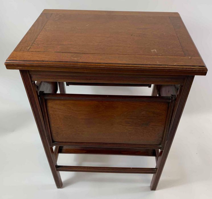 A mahogany games table, with four pull out section - Bild 4 aus 5