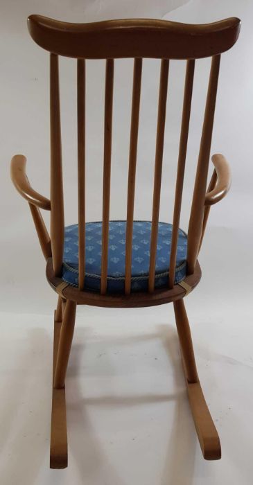 An Ercol beech and elm rocking chair - Bild 3 aus 6