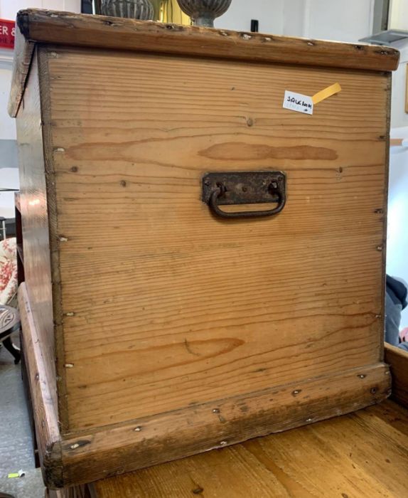 A Victorian pine blanket box, with iron swing hand - Bild 2 aus 4