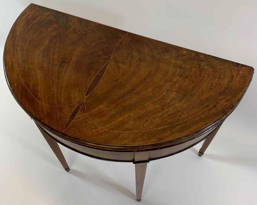 A 19th century mahogany inlaid fold over card table - Bild 2 aus 3