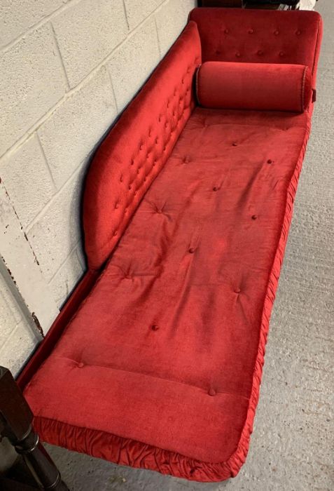 A 20th century chaise longue, upholstered in a red - Bild 2 aus 4