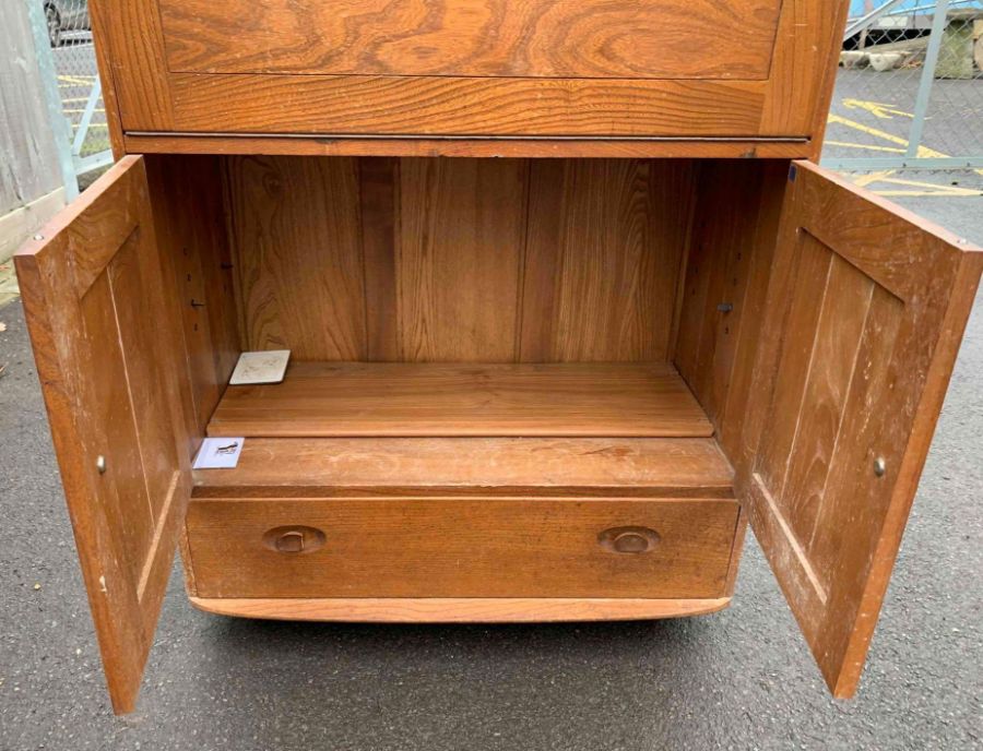 An Ercol cabinet and bureau, model number 430, wi - Bild 10 aus 16