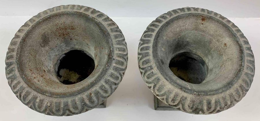 A pair of cast iron urns, each with reeded decorat - Bild 2 aus 3