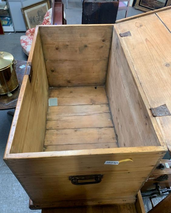 A Victorian pine blanket box, with iron swing hand - Bild 3 aus 4