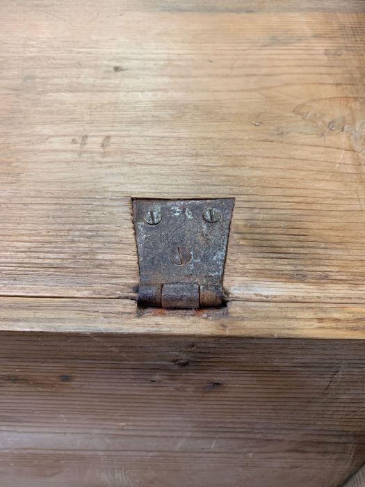 A Victorian pine blanket box, with iron swing hand - Bild 4 aus 4