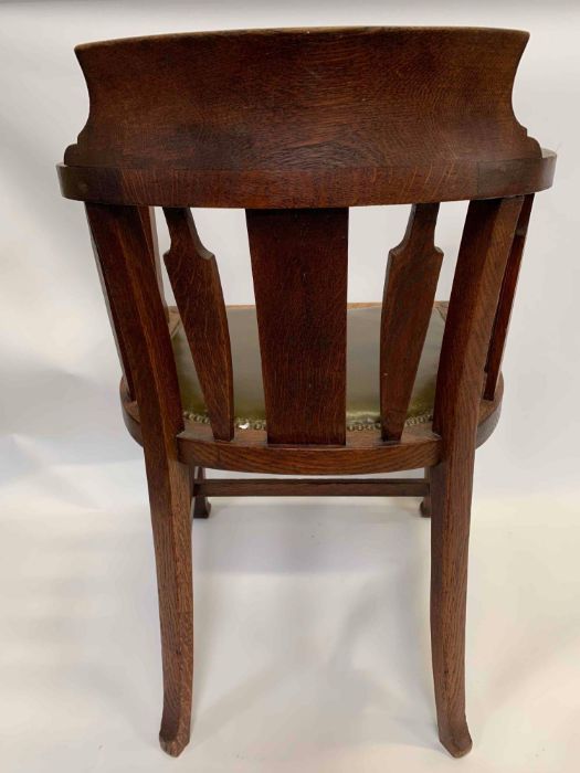 An oak Arts and Crafts smokers chair, with a gree - Bild 3 aus 3