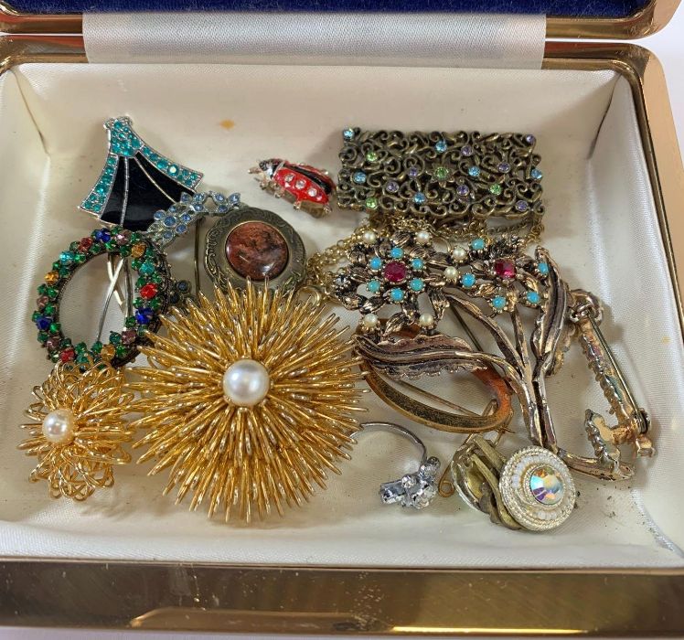 A large collection of assorted costume jewellery t - Image 15 of 17