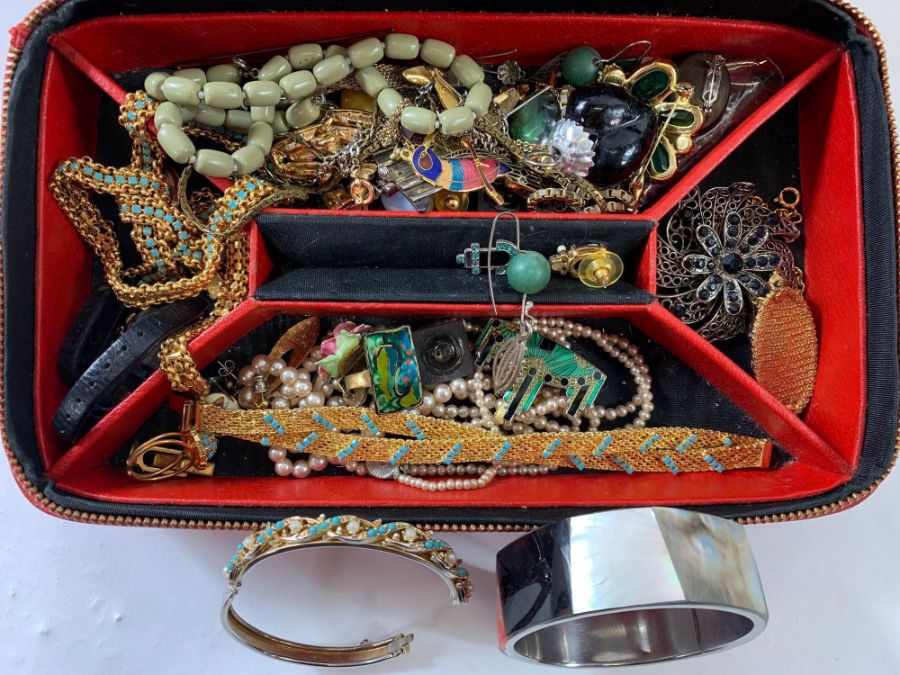 A large collection of assorted costume jewellery t - Image 14 of 17