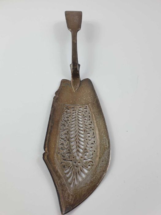 A n early 19th century silver fish slice, London, - Image 3 of 5