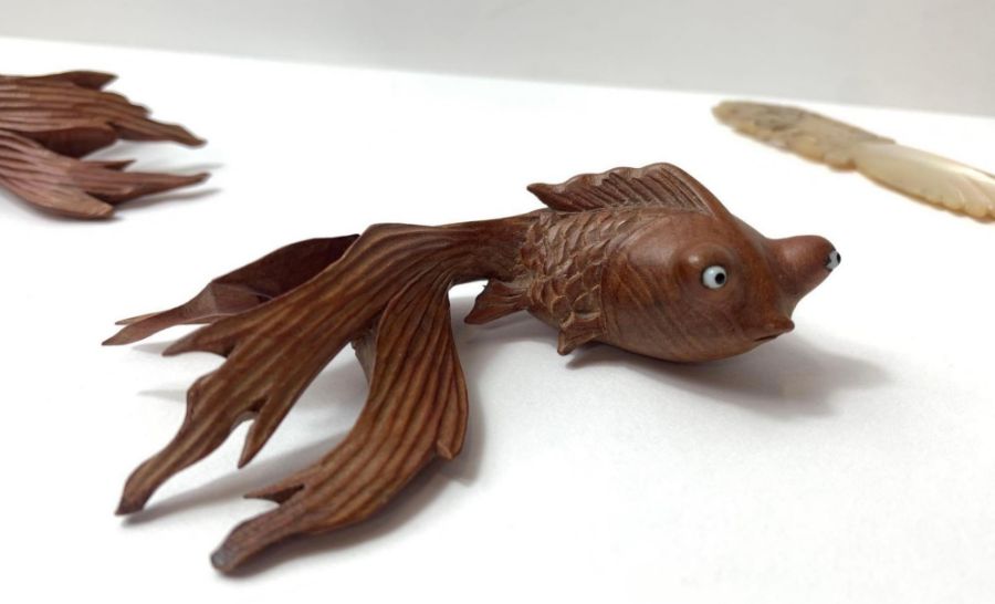 Two wooden Chinese models of fish, along with a mo - Image 2 of 4