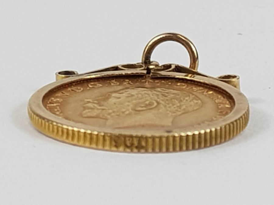 A George V 1914 half sovereign, set in a removable - Image 4 of 4