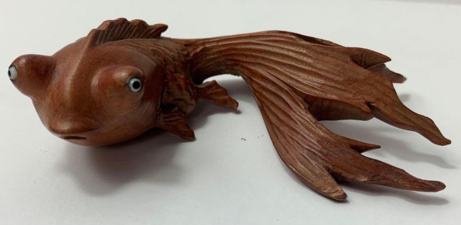 Two wooden Chinese models of fish, along with a mo - Image 3 of 4