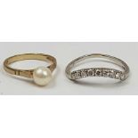 A 9ct gold cultured pearl single stone ring (the pearl unte