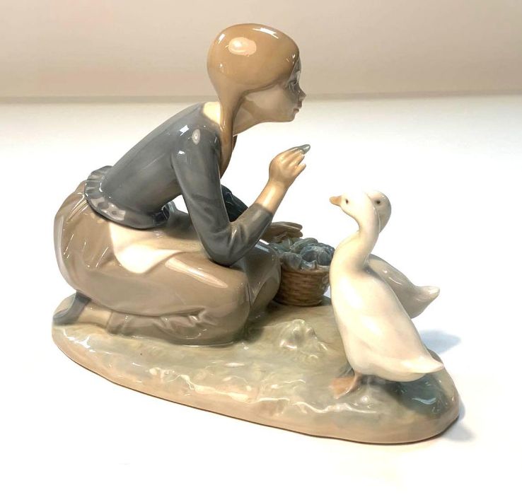 A Lladro figure of a girl feeding ducks - Image 3 of 4