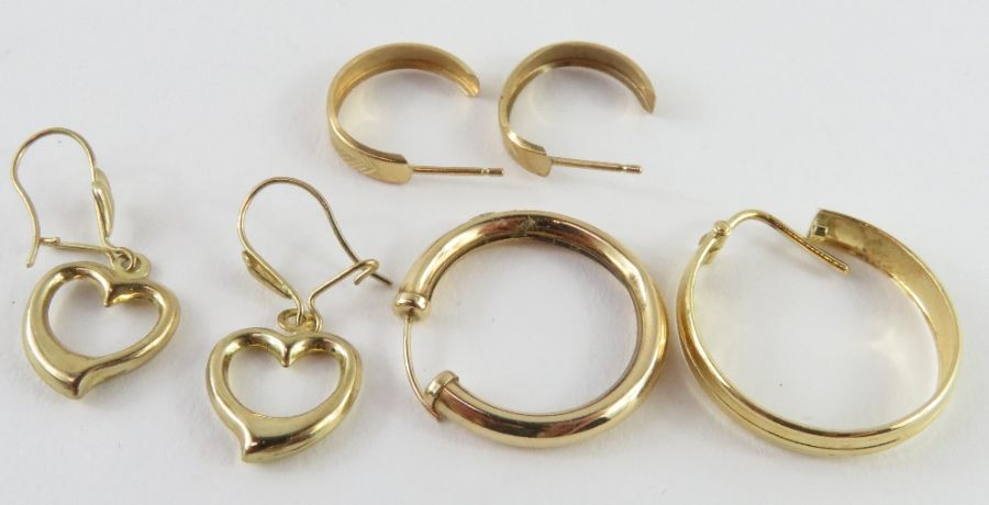 A single hoop earring marked '750', 1.7g gross; to