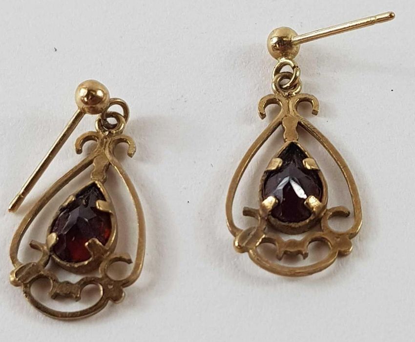 A collection of earrings to include three 9ct gold - Image 4 of 6