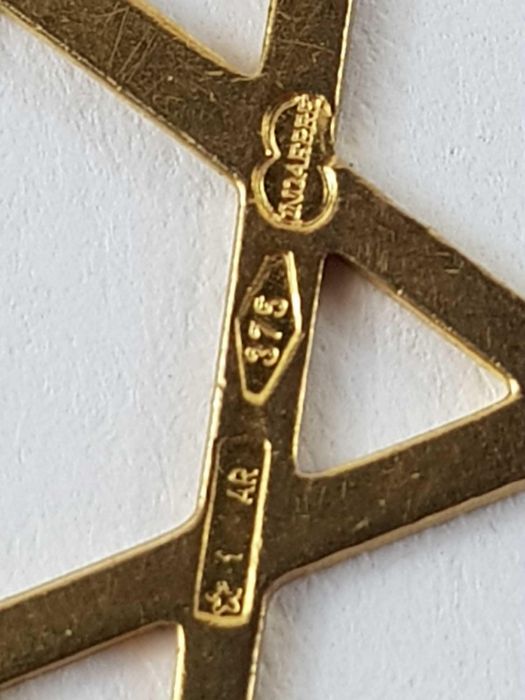 A 9ct gold locket and horseshoe pendant, 3.69g gro - Image 9 of 11