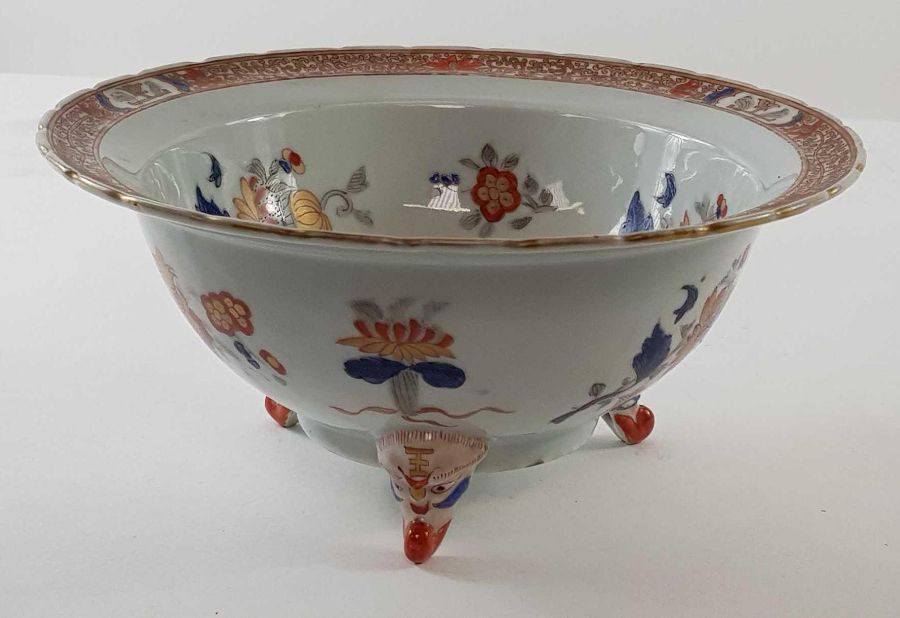 A 19th century English footed bowl, decorated in col