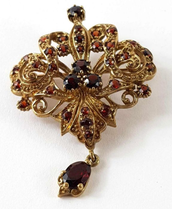 A 9ct gold garnet pendant/brooch, 5.5cm long inclu