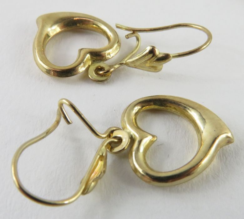A single hoop earring marked '750', 1.7g gross; to - Image 2 of 4