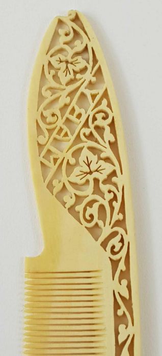 A collection of ivory items to include a comb with - Image 19 of 21