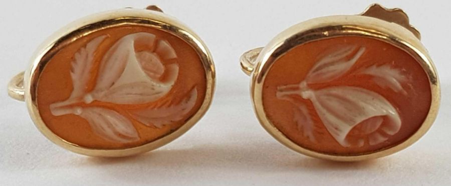 A pair of cameo screw on earrings, unmarked; toget - Image 7 of 8