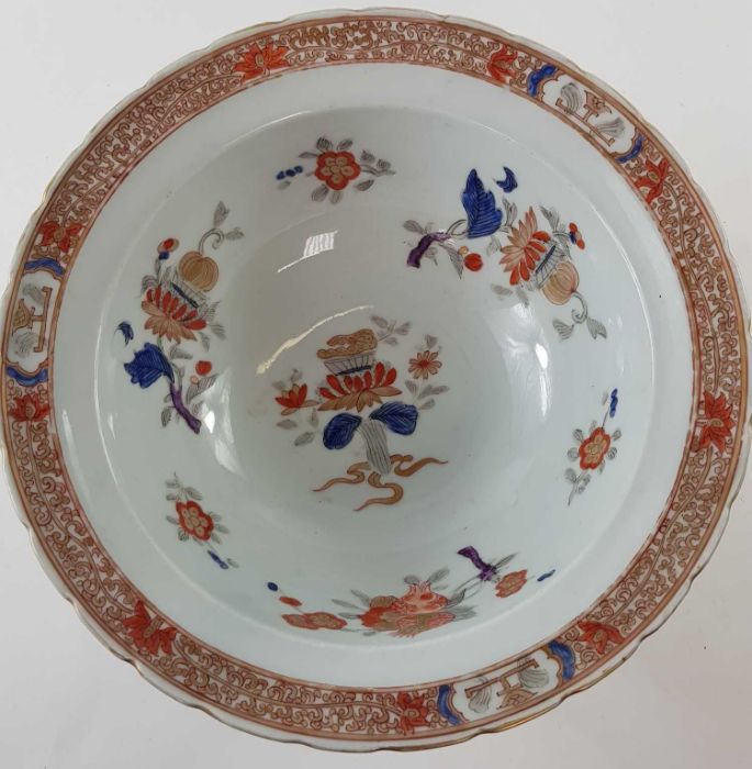 A 19th century English footed bowl, decorated in col - Image 3 of 5