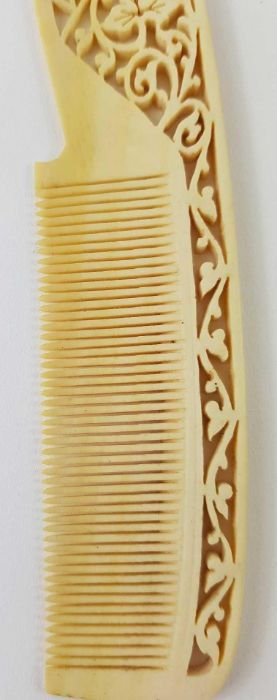 A collection of ivory items to include a comb with - Image 20 of 21