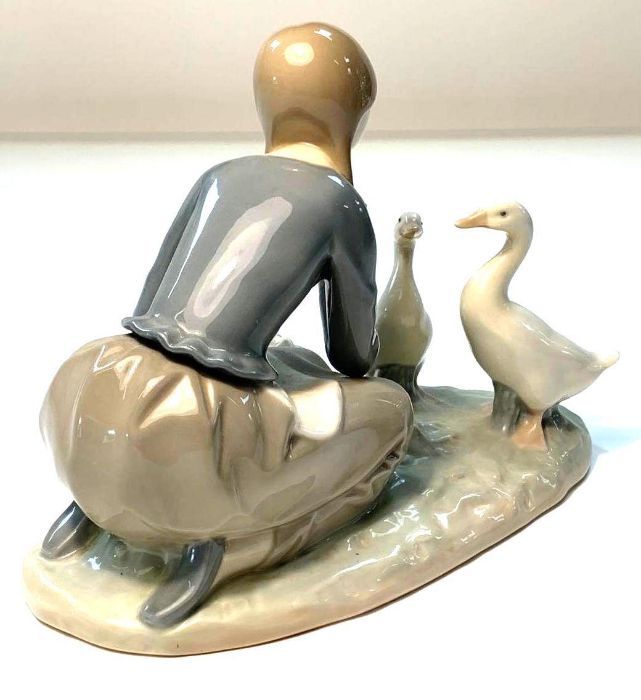 A Lladro figure of a girl feeding ducks - Image 2 of 4