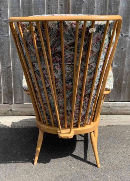 An mid century elm and beech Ercol open armchair - Image 4 of 4